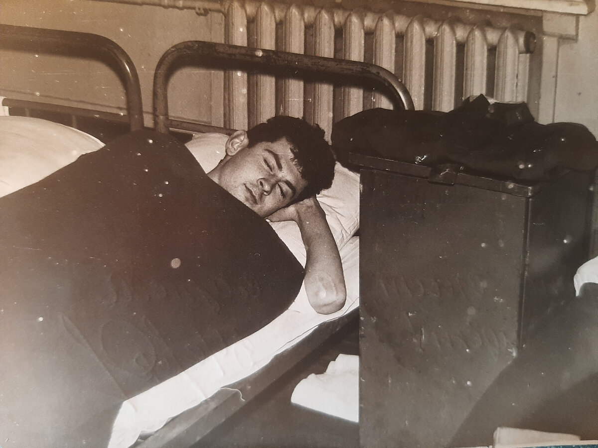 Солдат спит - служба идет! (фото автора).