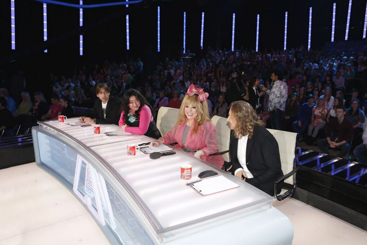 Фактор  А. Жюри конкурса: Роман Емельянов, Лолита Милявская, Алла Пугачёва, Игорь Николаев.