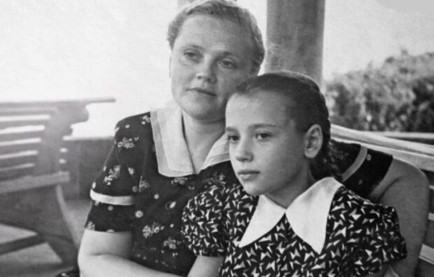 Елена Санаева с матерью Лидией Антоновной. Жизнь матери была очень сложной, но это совсем другая история