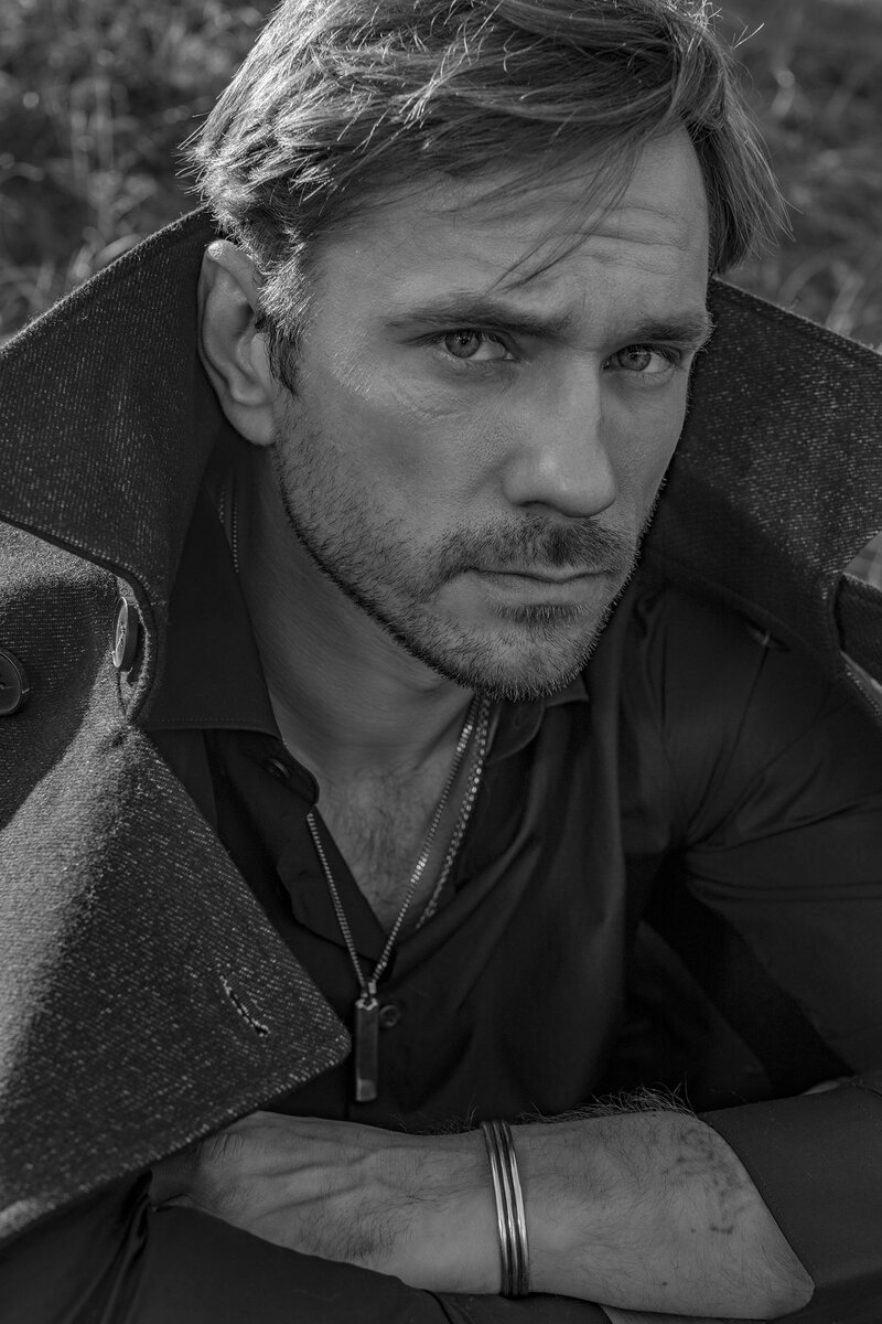        Бушлат и брюки, все – BRIER; рубашка, ETON; ботинки, SANTONI; цепочка, NOVE25; подвеска, DAVID YURMAN Фото: Екатерина Гончарова Стиль: Евгения Лачина Макияж и прическа: Мария Родькина и Мария Соболева