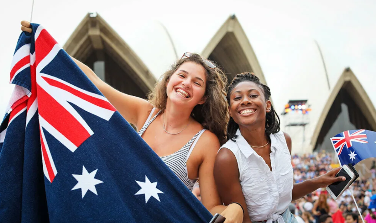 Люди в центре австралии. Жители Австралии. Австралия люди. Народы Австралии. Жители Австралии современные.