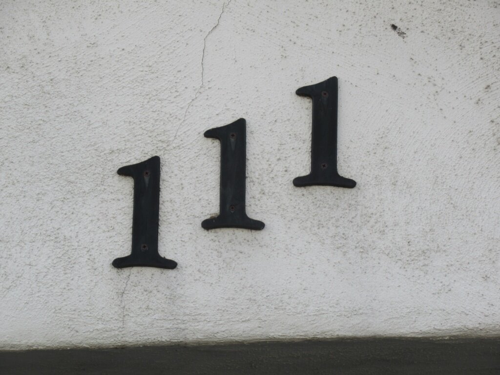 Ангельские часы 111. Ангельское число 111. Цифры ангелов 111. Повторяющиеся цифры 111. Цифры 111 222.