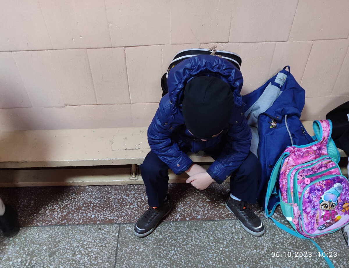 Паша ждёт, пока подружка соберётся, чтобы идти домой из школы