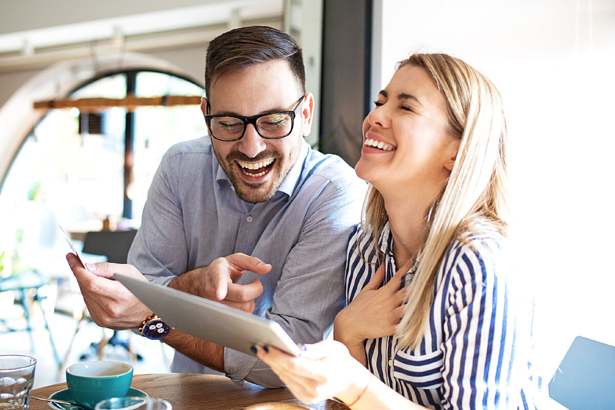 Переговоры в офисе. Консалтинговые услуги для бизнеса. Офис с сотрудниками. Спланируем встречу. Свидание иллюстрация.