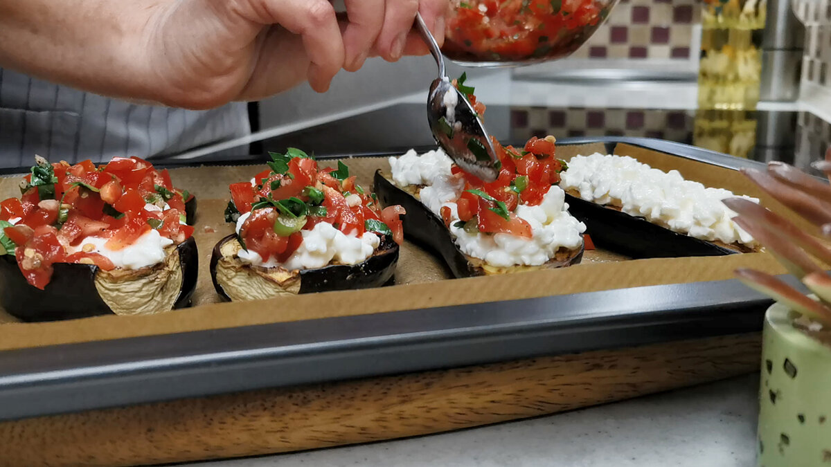 Это настолько вкусно, что невозможно сделать перерыв, честное слово! У нас так почти никто не готовит, а мы не успеваем покупать. Как только съедаем, сразу делаем новую партию.-7