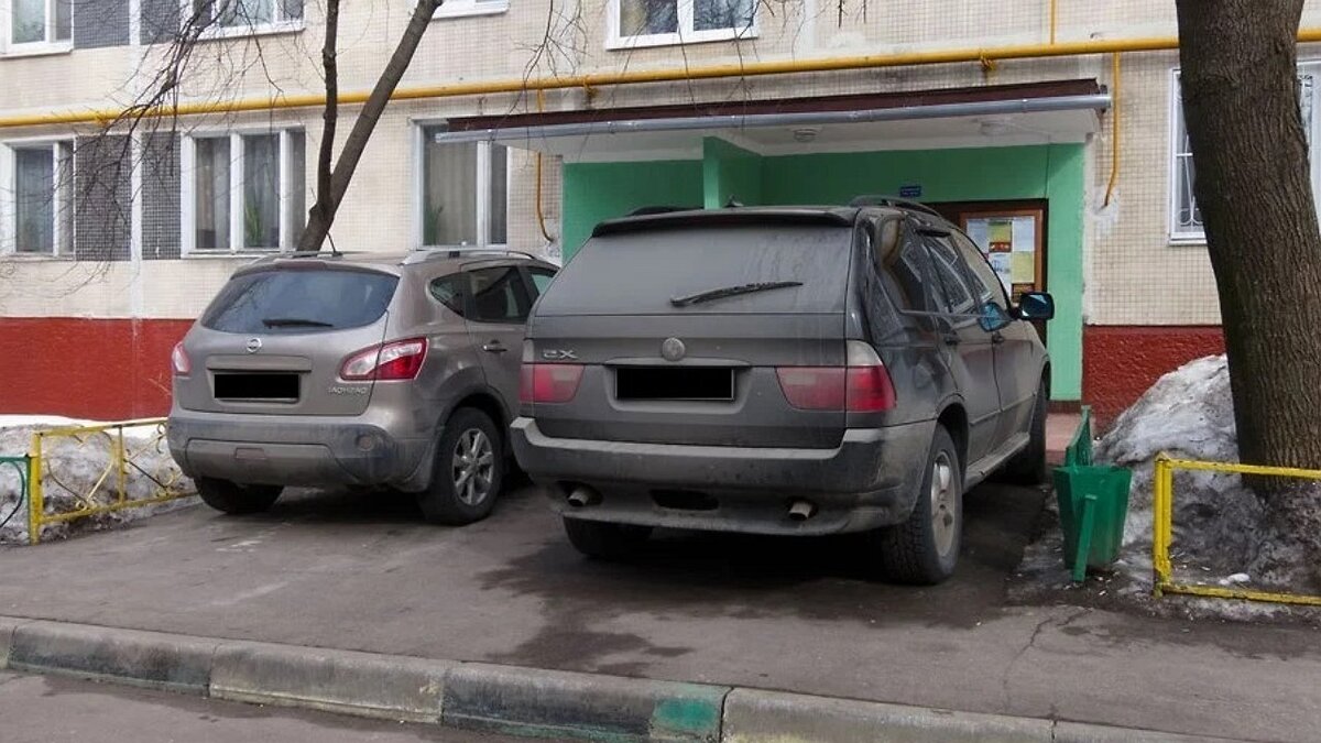 Возле подъезда постоянно паркуются машины. Могут ли жильцы огородить его  забором, чтобы ограничить доступ? | Обыкновенная недвижимость | Дзен