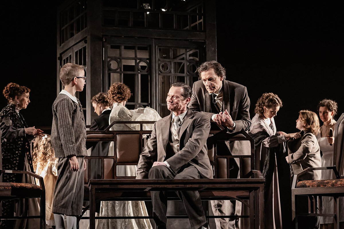       Сцена из спектакля «Леопольдштадт» Фото: © РАМТ