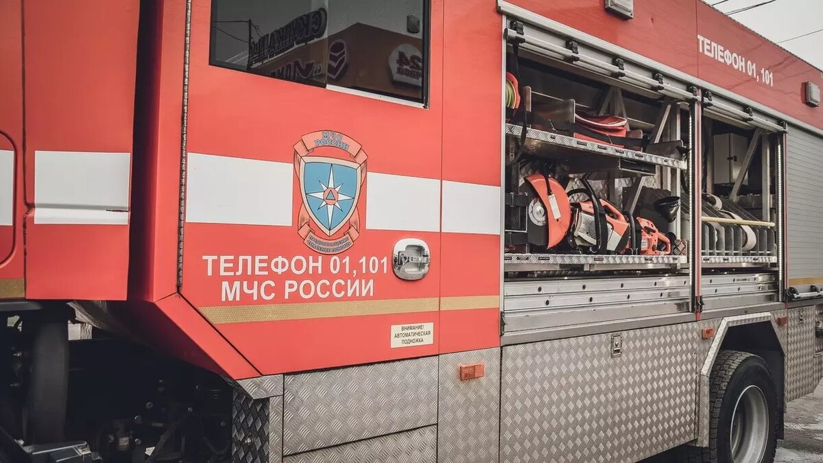     В доме горел мусор в одной из пустых квартир.