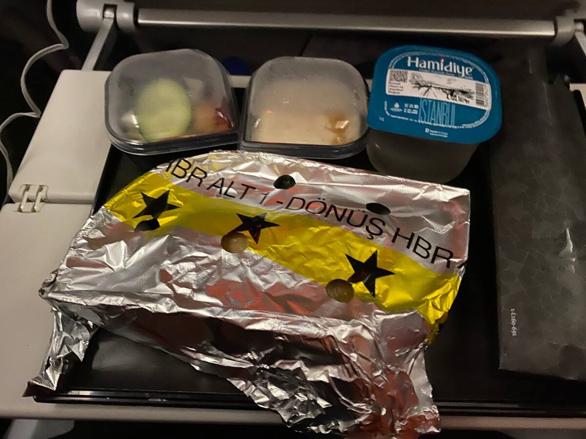 Холодная закуска, йогурт, вода, горячее блюдо.