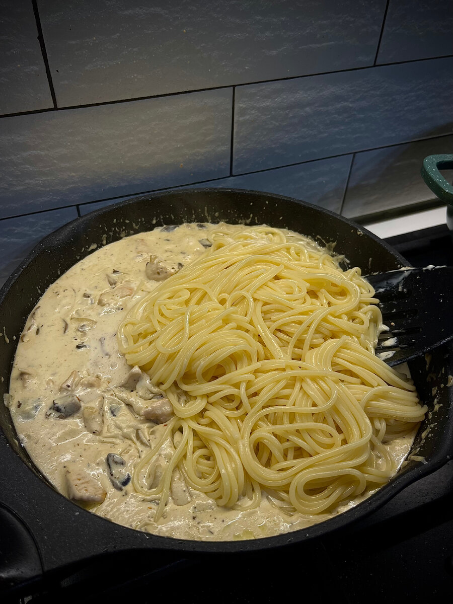 Спагетти с курицей в молочно-сырном соусе