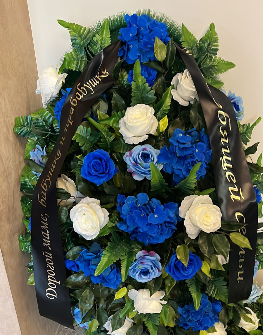 В доме прощания "Вознесение" траурную летны для венка напечатают за несколько минут