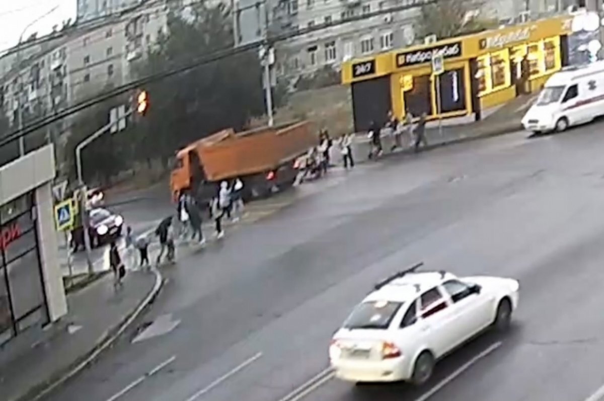    Подростка на самокате и женщину с ребенком в Волгограде сбил КамАЗ