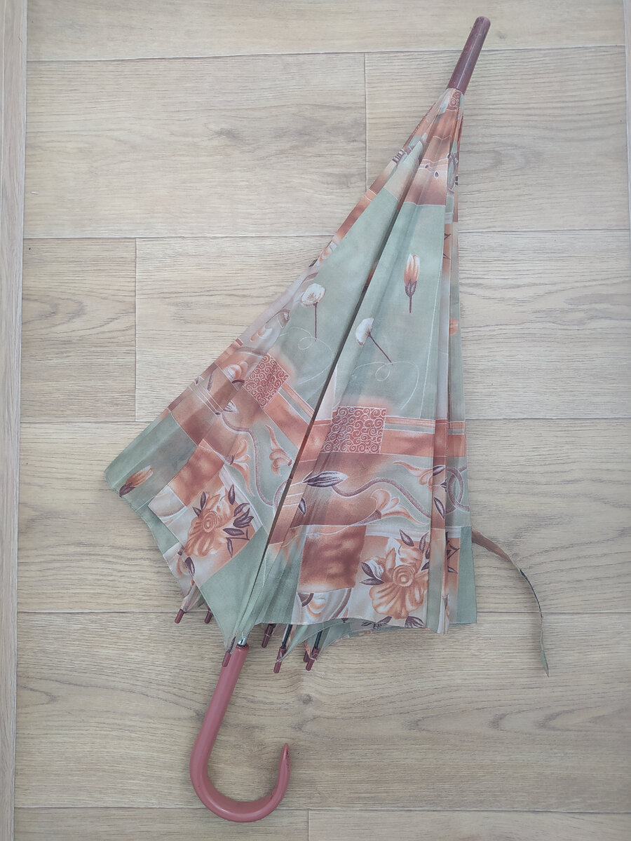 Зонтик хороший, механизм прочный, он и в закрома-то ушел, потому что протекать начал, а я все не могла понять, где.