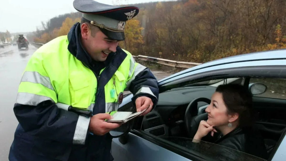 имеет ли право сотрудник гибдд остановить автомобиль на трассе обыскать водителя и автомобиль