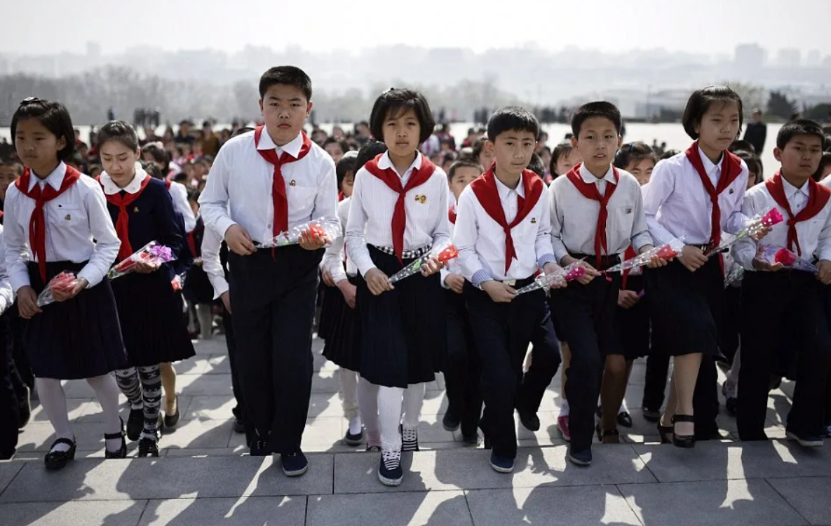 Дети северной кореи. Северная Корея школа. Северная Корея пионерки. Северная Корея Корея школа. КНДР пионеры Северной Корее.