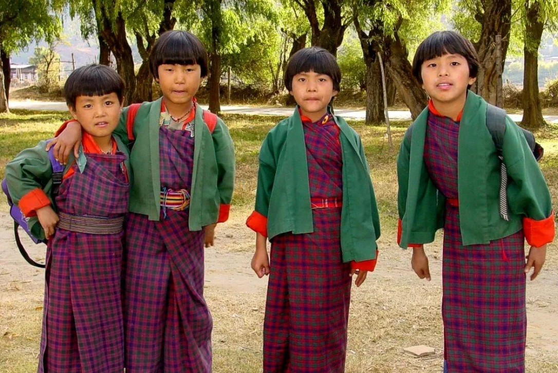 Бутан группа. Гималайское королевство бутан Школьная форма. Бутанская Национальная одежда. Бутан Национальная одежда.