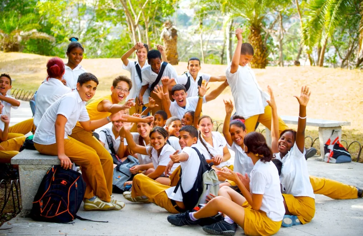 Школы других стран. Школа на Кубе. Школьники на Кубе. Школьная форма на Кубе. Образование на Кубе.