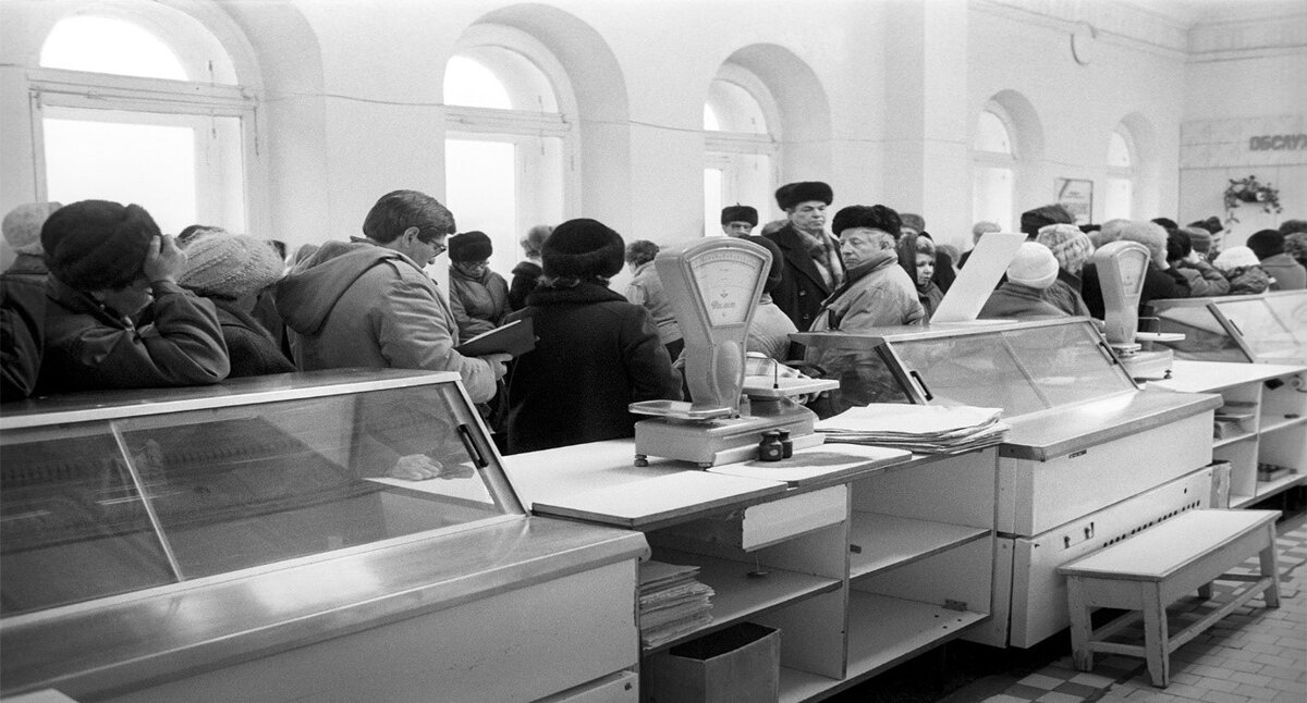 Дефицит продуктов вынуждал людей простаивать в многочасовых очередях.