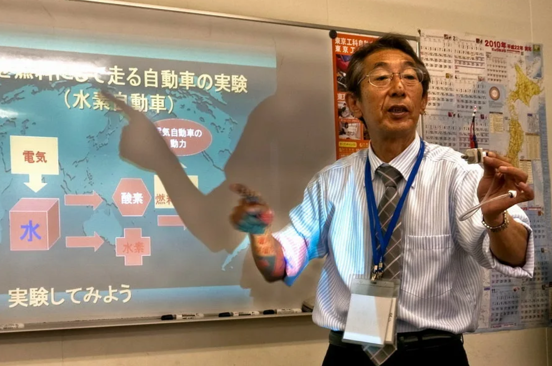 Япония школа учитель. Учителя в Японии. Учитель в школе в Японии. Китайский учитель. Математика в Японии в школе.