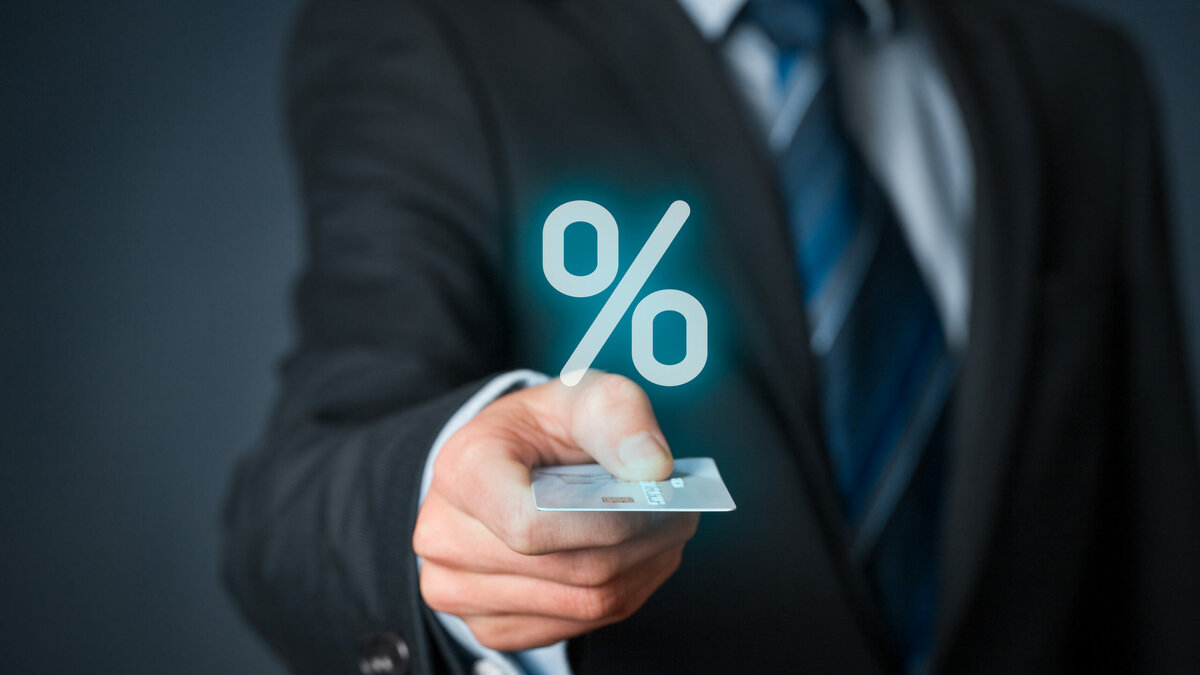     Средние ставки по потребительским кредитам в России достигли 27%. Выдача кредитов с начала осени уже просела на 50%. Как будут банки компенсировать потерю огромного сегмента заёмщиков? Сколько продержится кредитный рынок с фактически установившейся заградительной ставкой? Разбираемся с экспертами.