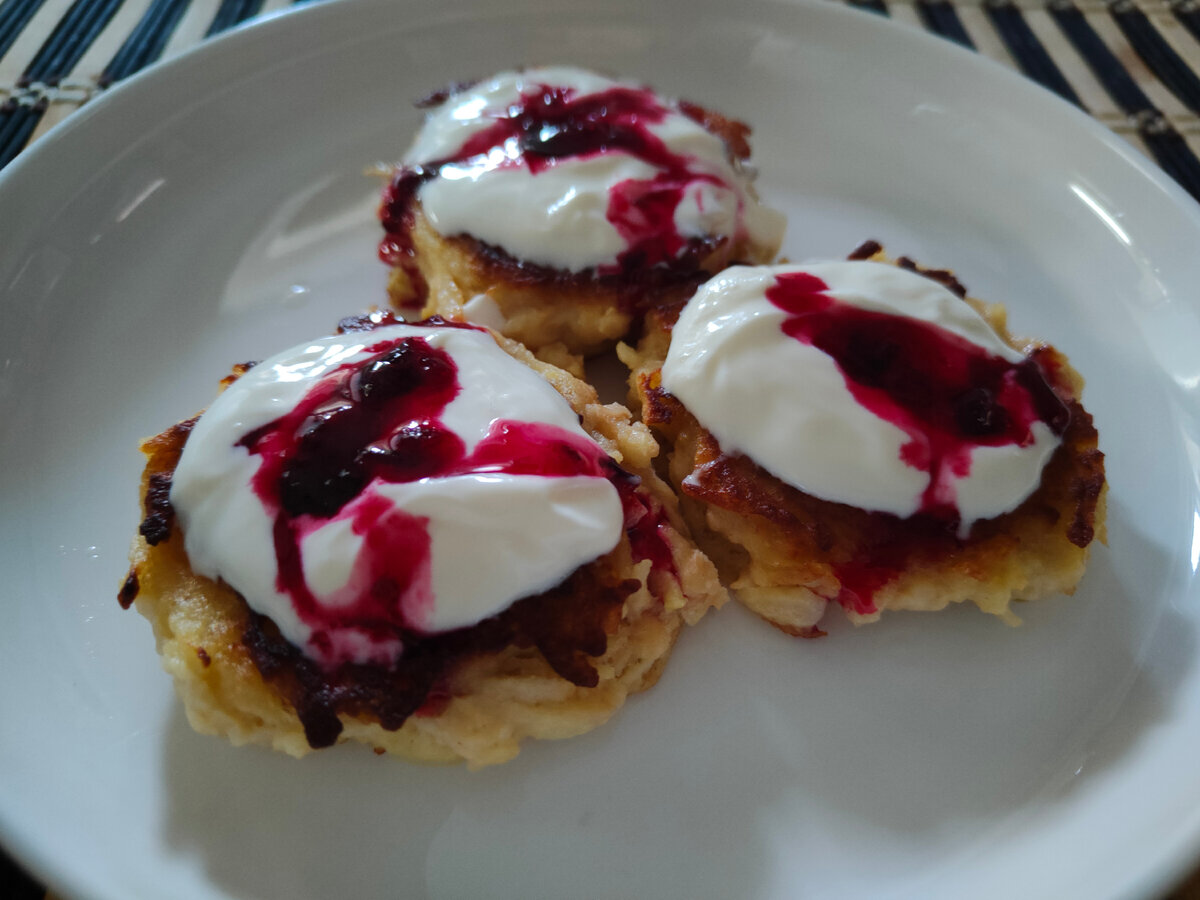 Яблочные оладьи со сметаной и протёртой смородиной. 