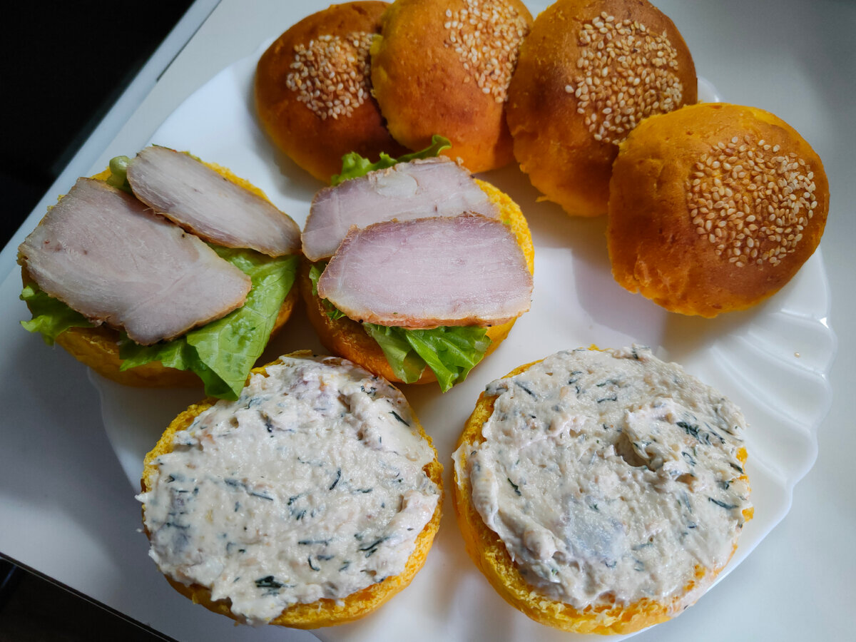 Бутерброды на тыквенных булочках с рыбным паштетом и запечённым свиным окороком (т.е.бужениной). 