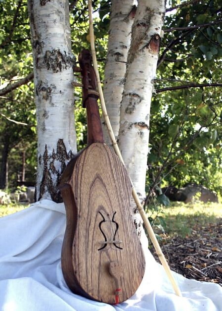 Каэр (Kaer) – название скрипки на языке шуар, прекрасный двухструнный инструмент, сопровождающий человека в его песне.