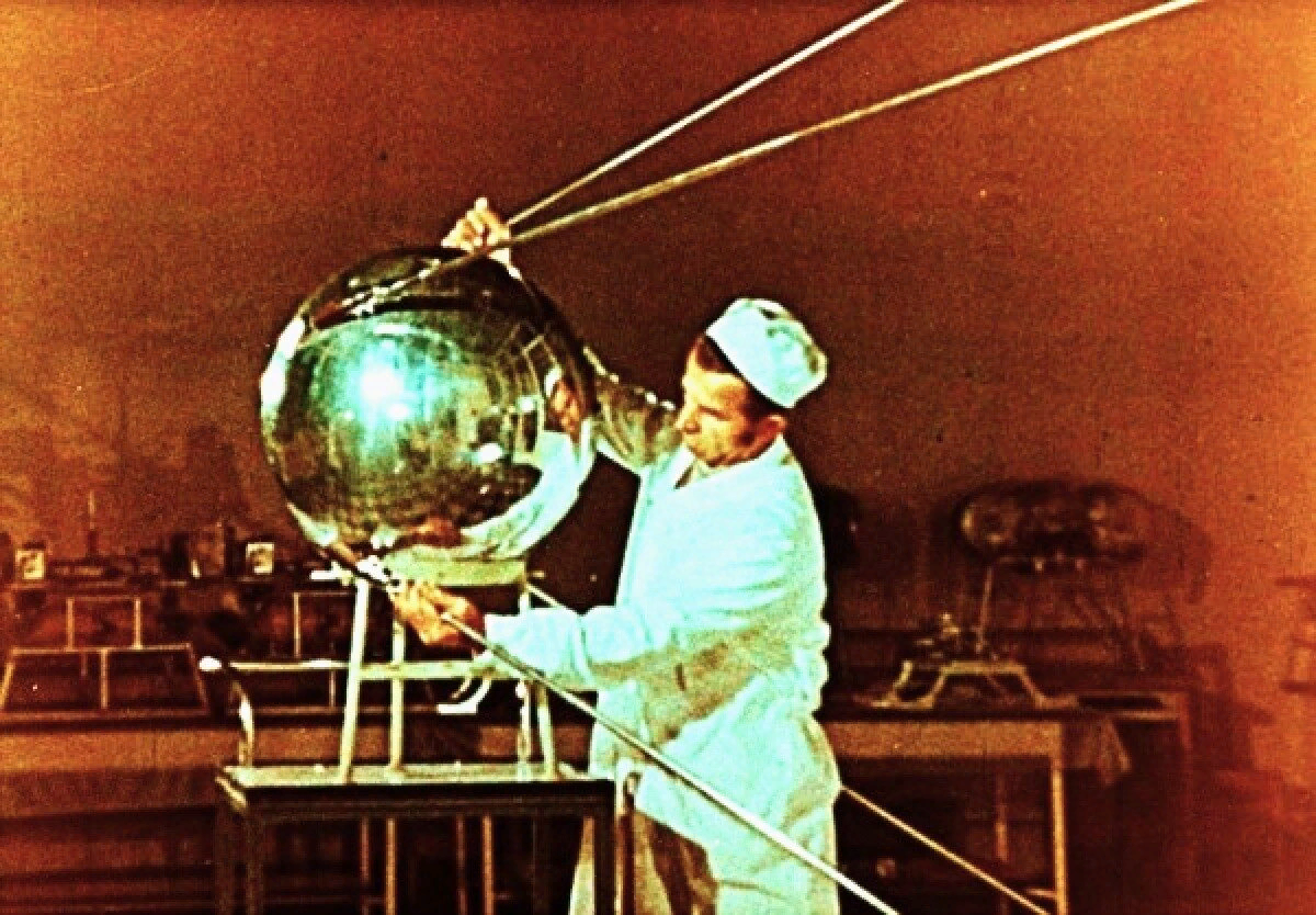Советский «Спутник-1» - первый искусственный спутник Земли перед стартом. 1957 г.
