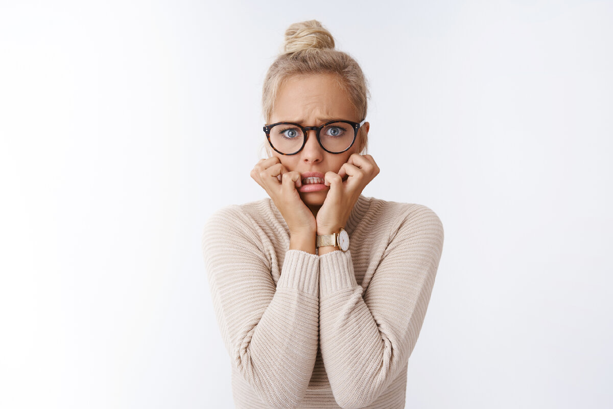<a href="https://ru.freepik.com/free-photo/insecure-and-timid-beautiful-blond-female-scared-trembling-from-fear-and-fright-biting-fingernails-holding-hands-on-mouth-frowning-standing-anxious-and-terrified-against-white-background_34380651.htm#query=%D0%BF%D0%B0%D0%BD%D0%B8%D0%BA%D0%B0&position=1&from_view=keyword&track=sph">Изображение от cookie_studio</a> на Freepik