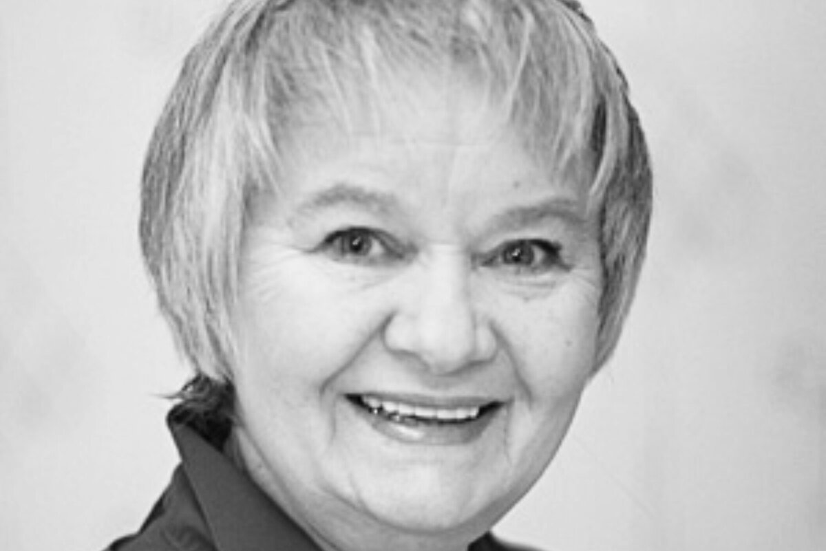     Умерла актриса сериалов «Каменская» и «Восьмидесятые» Регина Домбровская