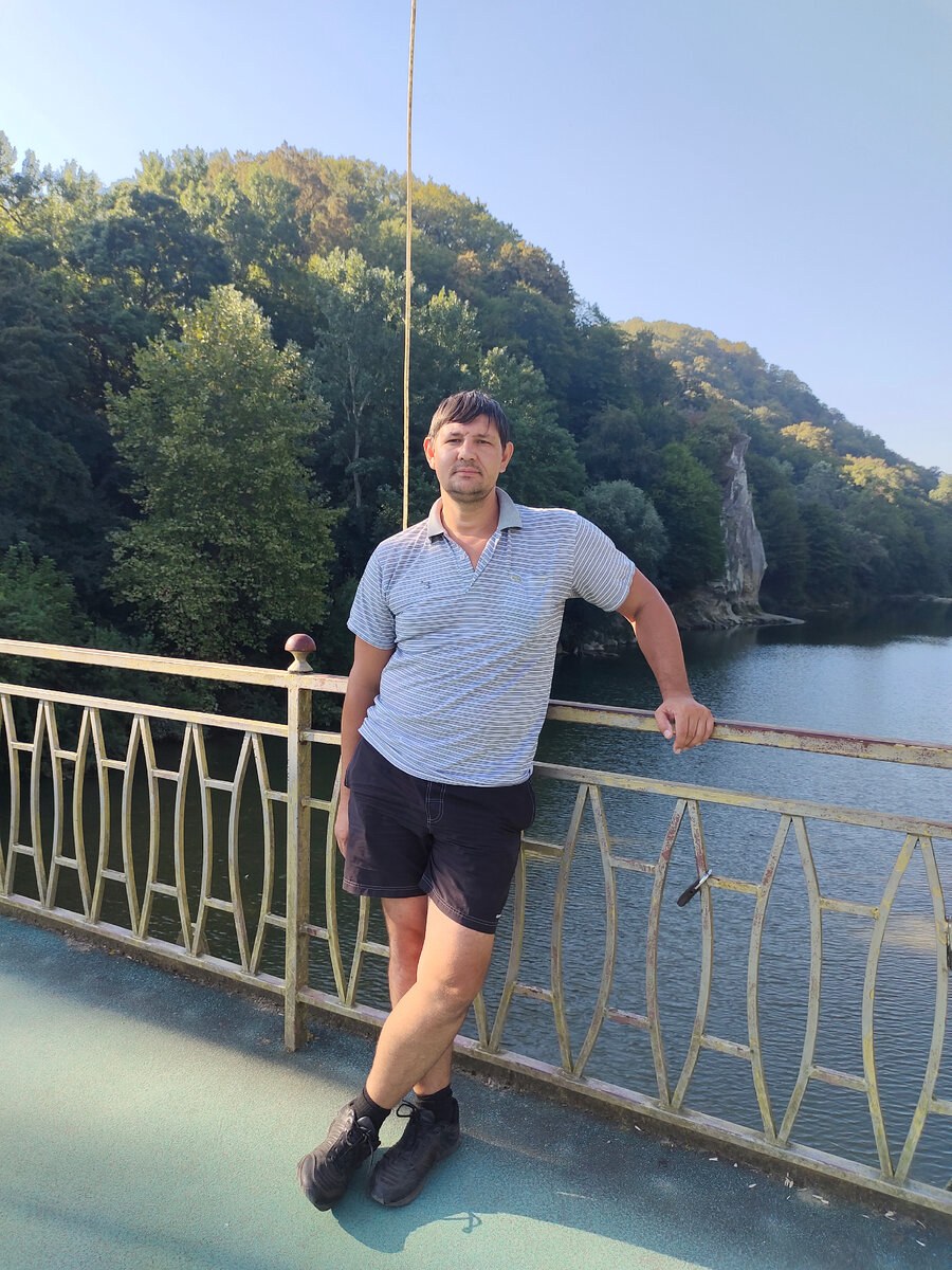 На мосту Надежды. За спиной - вид на скалу Петушок