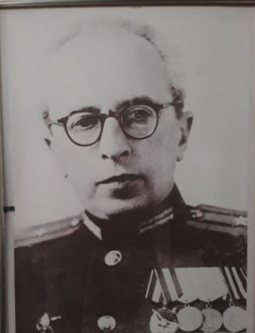 Лильин Теодор Яковлевич, КОРРЕСПОНДЕНТ, ЗАВ.ГЛ.РЕДАКТОРА ГАЗЕТЫ "КРАСНАЯ ЗВЕЗДА". Его боевые товарищи говорили, что он «был очень требовательным человеком, всех сотрудников гнал в огонь, чтобы информация о боях была как можно правдивей». И при этом добавляли, что «сам Теодор Лильин лез только на передовую!»