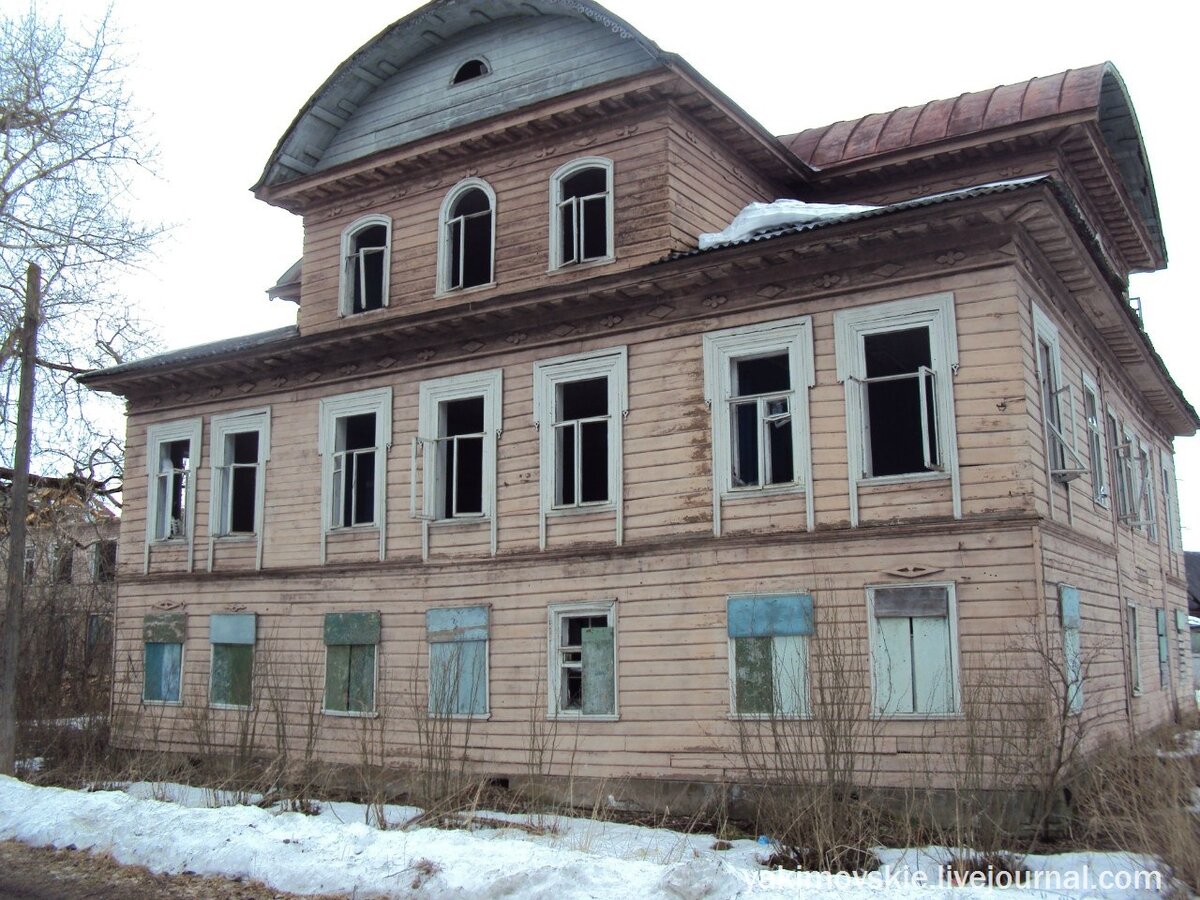 Сайт указан на фото.                                                                                                                                    На втором этаже были наши спальни, моя кровать стояла у центрального окна, а наверху, в мезонине, бывшей девичьей светёлке, была комната отдыха для общения и танцев.