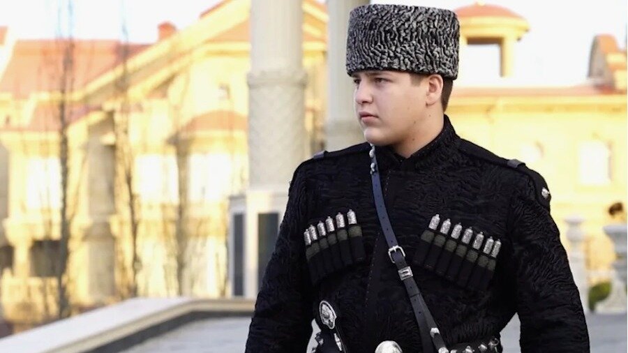     15-летний Адам Кадыров, недавно избивший в СИЗО арестованного Никиту Журавеля, теперь стал Героем Чечни. Депутат Госдумы от республики Адам Делимханов объяснил, что сын главы ЧР — «пример исключительно грамотного, всесторонне образованного и целеустремленного молодого человека».
