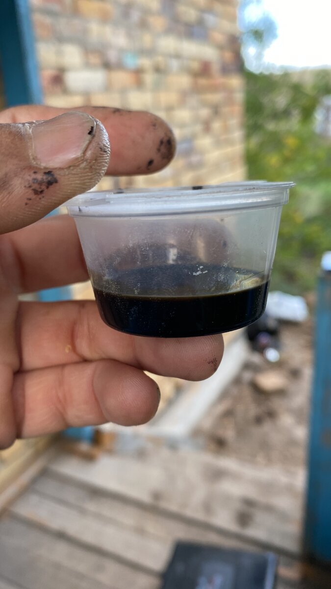 Снимаю бересту с уже упавших берез, даже гнилых , чтобы не портить живые деревья. Снимаю верхнюю часть с клапаном, с газового баллончика . Который для мини плит или горелок. Набиваю маленькими кусочками в него бересту. И надеваю любую подходящую по диаметру баночку, переворачиваю и закапываю под землю, так, чтобы стык баночек был засыпан землей. Вокруг разжигаю костер. Нужно совсем немного времени и не надо очень большой костер, банка очень быстро нагревается. Когда костер прогорит, жду еще минут 20, потом все открываю. Весь деготь стекает в нижнюю баночку которая под землей. Переливаю в любую посудину. Деготь готов! Оооочень душистый и настоящий.