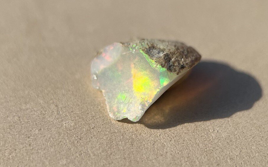 Эфиопский благородный опал. Образец из моей коллекции.