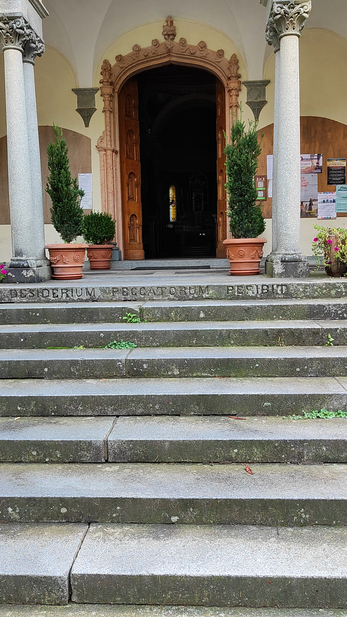 Надпись на последней ступене входа в церковь