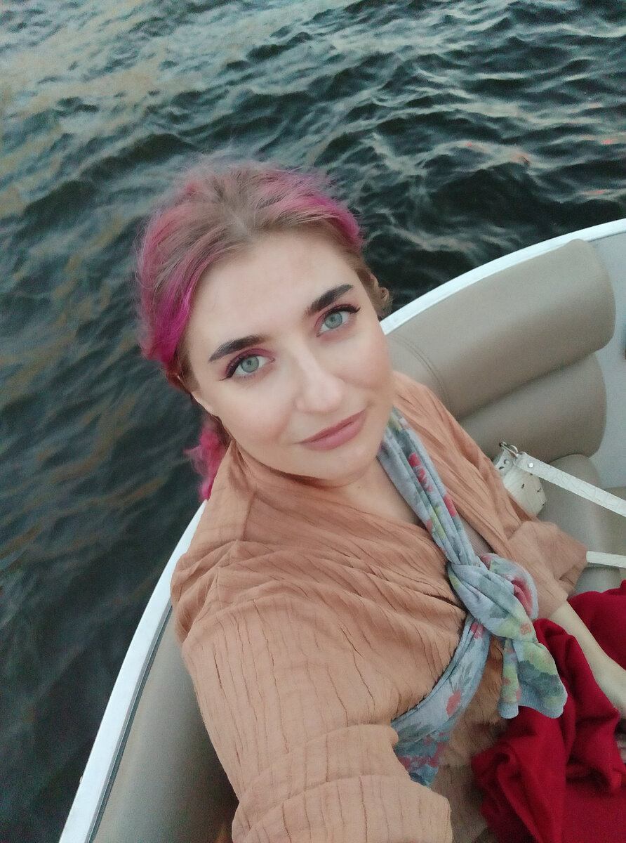 Я, сходящая с ума от острого счастья на речной прогулке. И глядя на это фото, я чувствую всё то, что чувствовала в тот момент.