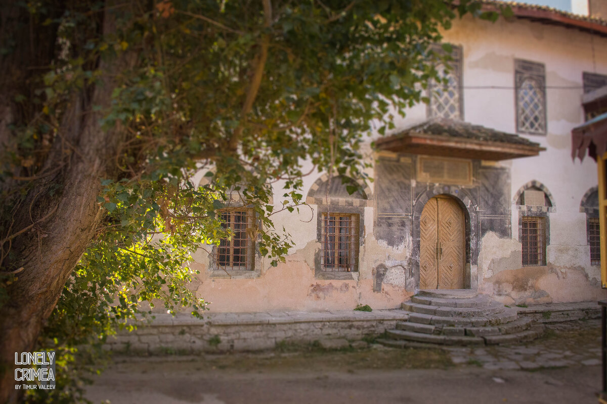 Вход в Большую ханскую мечеть со стороны набережной реки Чурук Су, фото автора