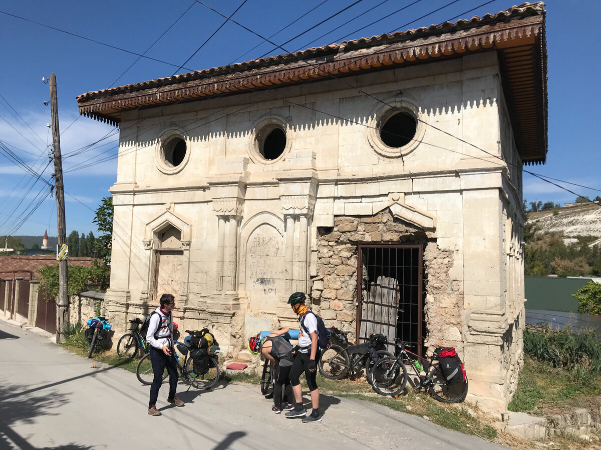 Группа "ЭТВ" в походе "Крымская осень" 2021 года у мечети Исми-хан. Фото Экскурс ТВ