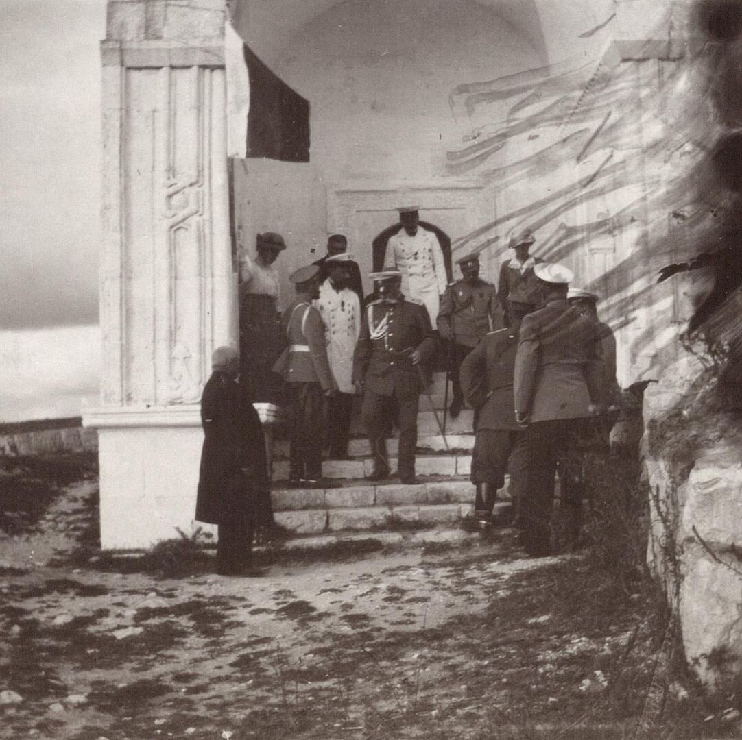 Император Николай II у мавзолея Джаныке ханым