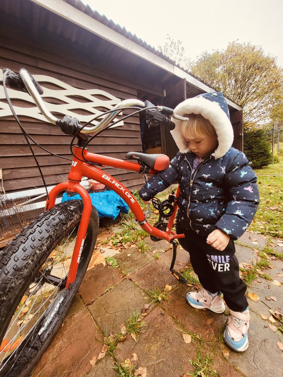 Мила занята важным делом, тут не до разговоров. 