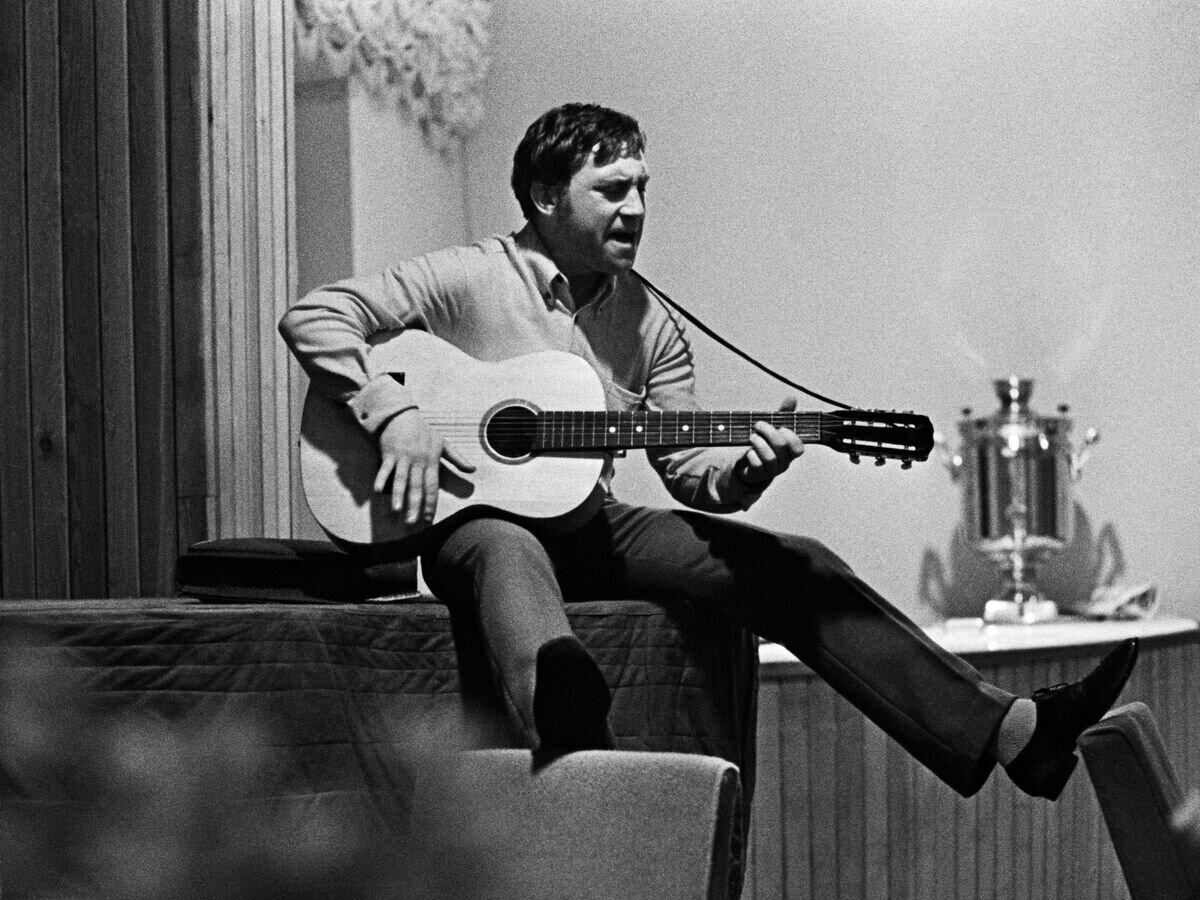    Владимир Высоцкий во время закрытия театрального сезона 1968 года в Театре драмы и комедии на Таганке. Москва, 1968 год© РИА Новости / Анатолий Гаранин