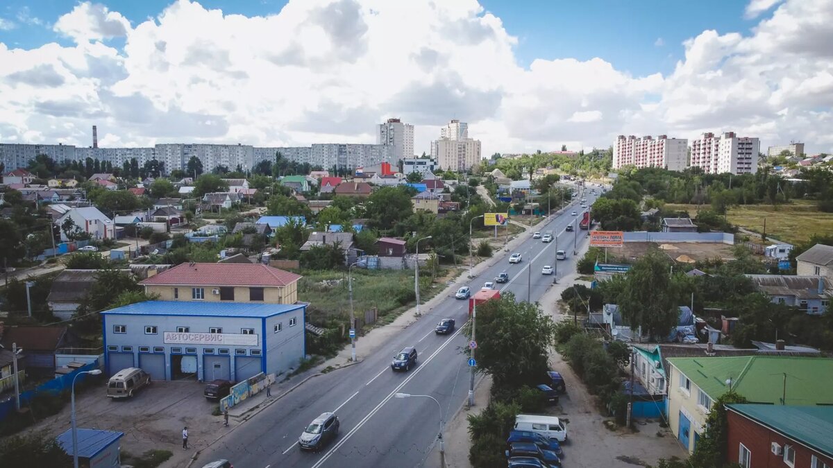     Водитель КамАЗа едва не задавил группу пешеходов в Волгограде, шесть человек пострадали из-за внедорожника без колес, молодого человека насмерть зажали два грузовика.