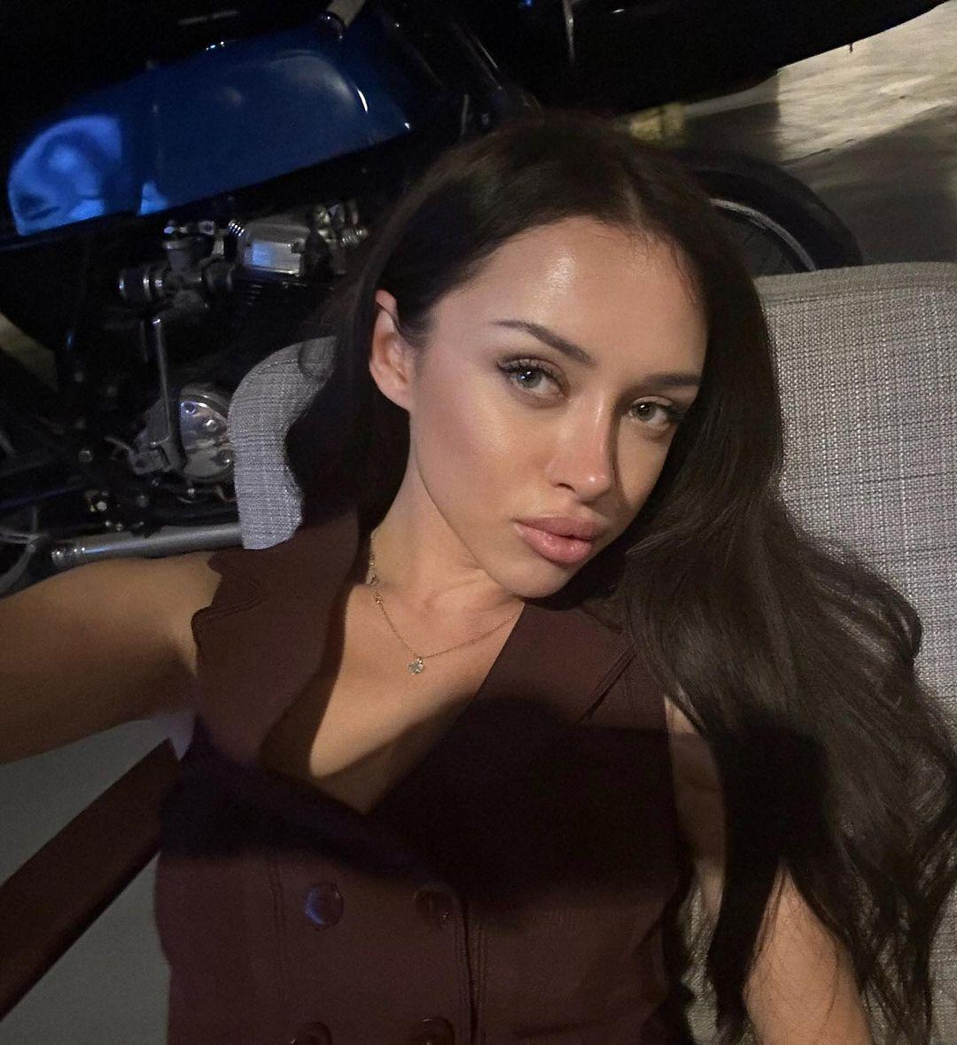 жена комиссаренко веб модель