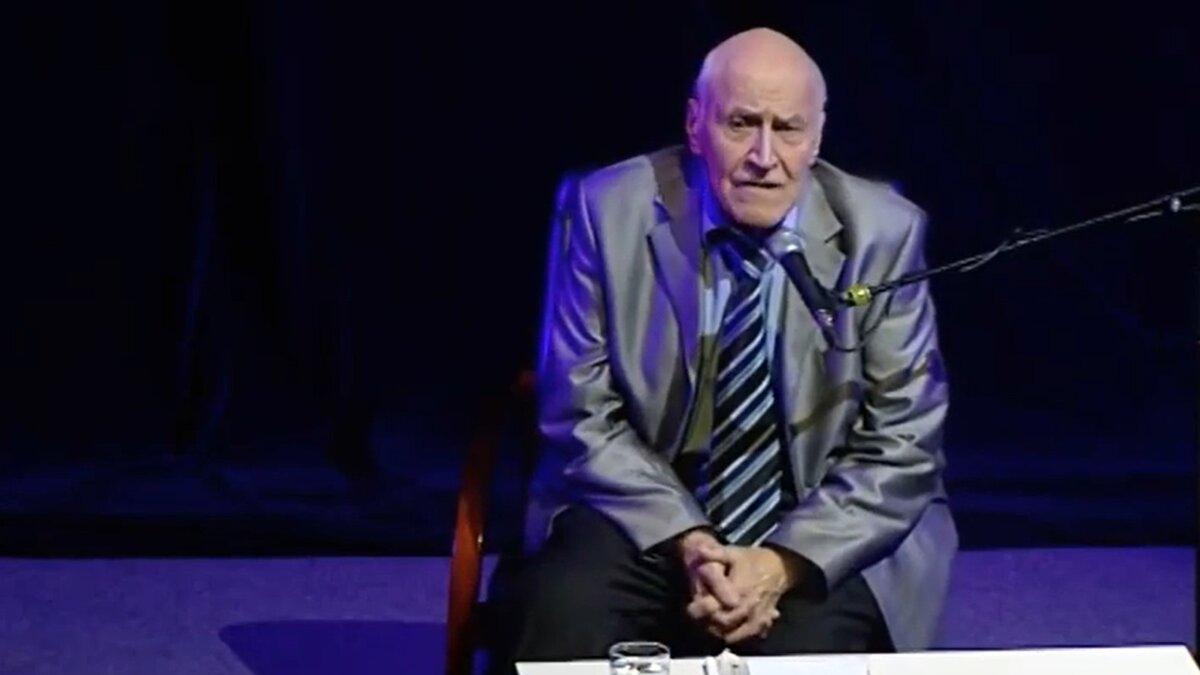     Телеведущий рассказал, что чувствует себя нормально — «лечится». В настоящее время он находится дома, но под наблюдением медиков.