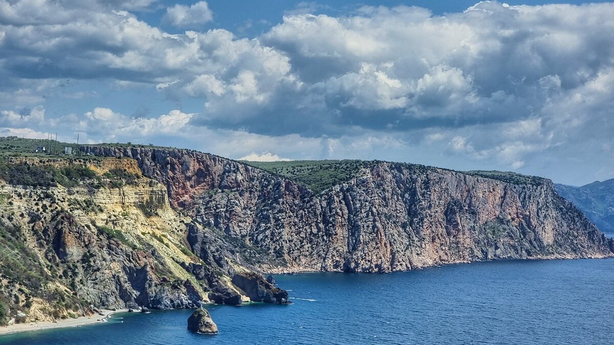     Находящихся на мосту и в зоне досмотра водителей попросили сохранять спокойствие и следовать указаниям сотрудников транспортной безопасности.