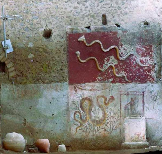 Алтарь с лепниной, найденный на стене дома в Помпеях 
Фото: Pompeii Sites