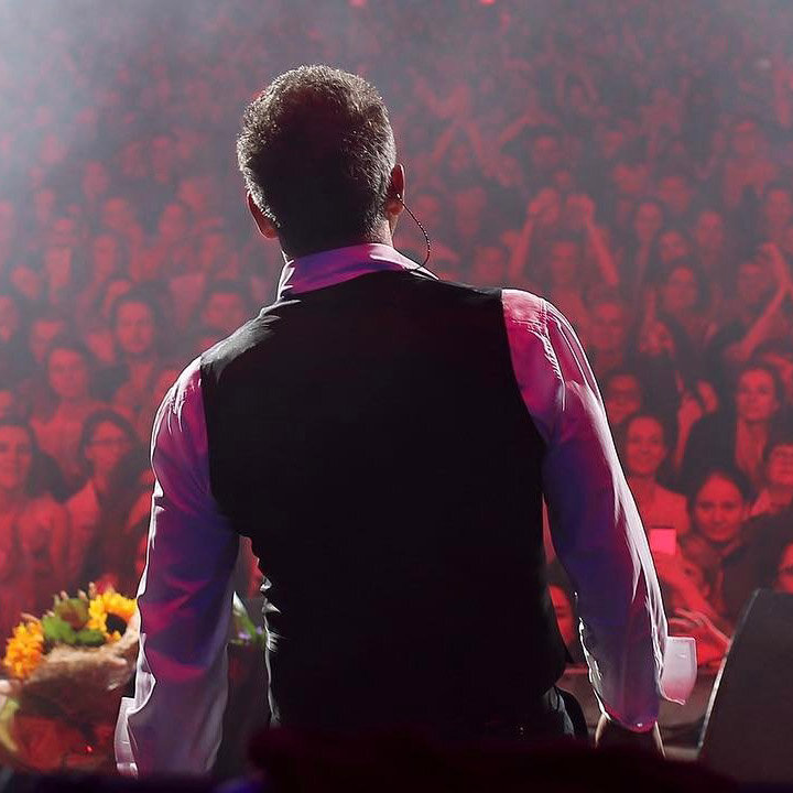 Леонид Агутин на сцене перед полным залом. Фото: архив Леонида Агутина.