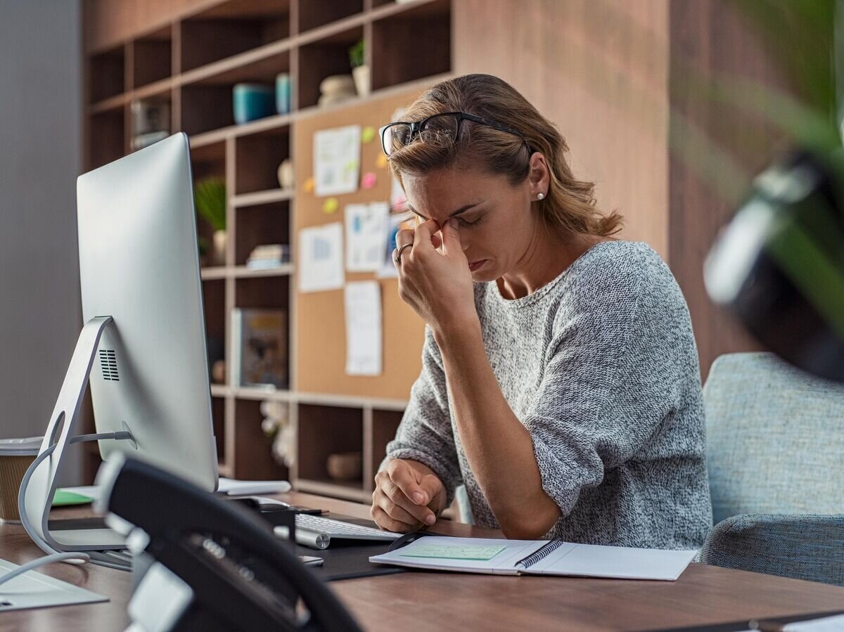    Уставшая девушка в офисе© iStock.com / Ridofranz